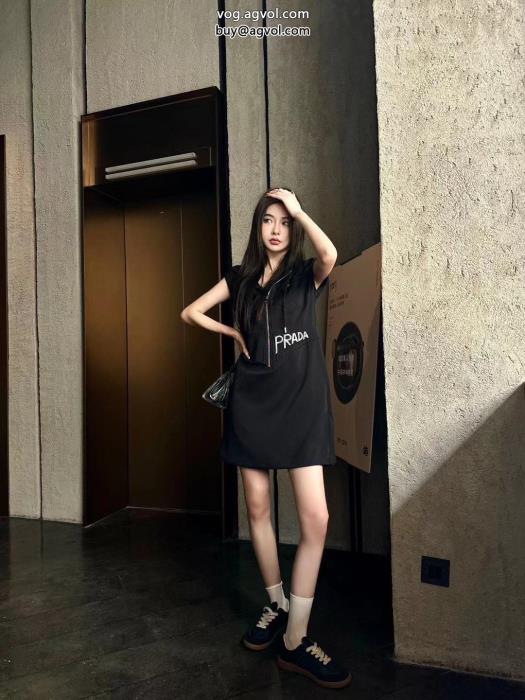 PRADAワンピース大人な印象が溢れ出る雑誌も街も人気アイテムブランド 偽物 通販_0_4