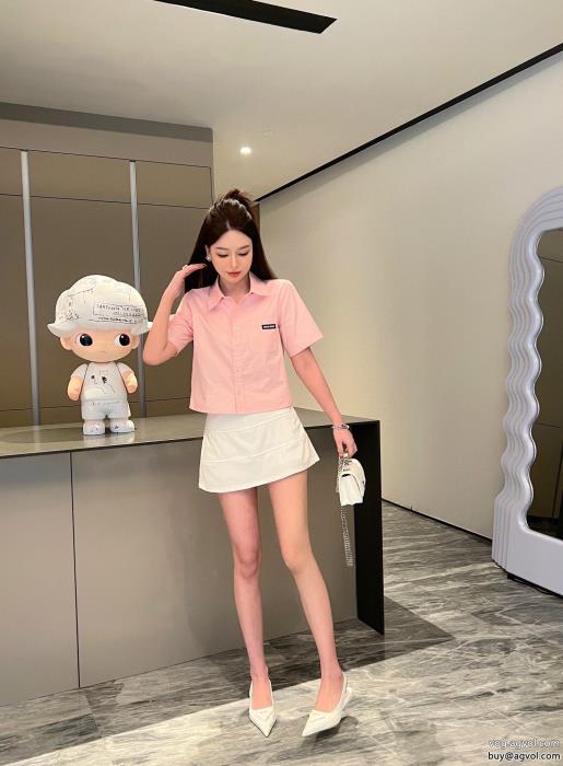 MIUMIU半袖シャツ激安 ブランドおしゃれに着こなせる都会的な印象のスタイル_0_3