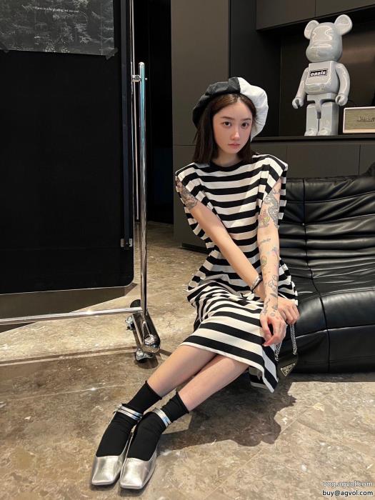 ワンピースPRADA偽物 通販 素晴らしい2023の新作売切れ必須_0_1
