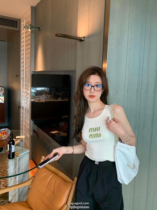 MIUMIU自分へのご褒美高級感も漂いスーパー ブランド コピー半袖Tシャツ_0_1