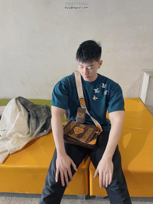 LOUIS VUITTONブランド 品 コピー半袖Tシャツ雑誌も街も人気アイテム今っぽいスタイルに決まる_0_3