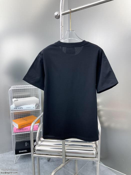 魅力的なポイント雑誌掲載も多数注目の新作半袖TシャツFENDIブランド コピー_0_2