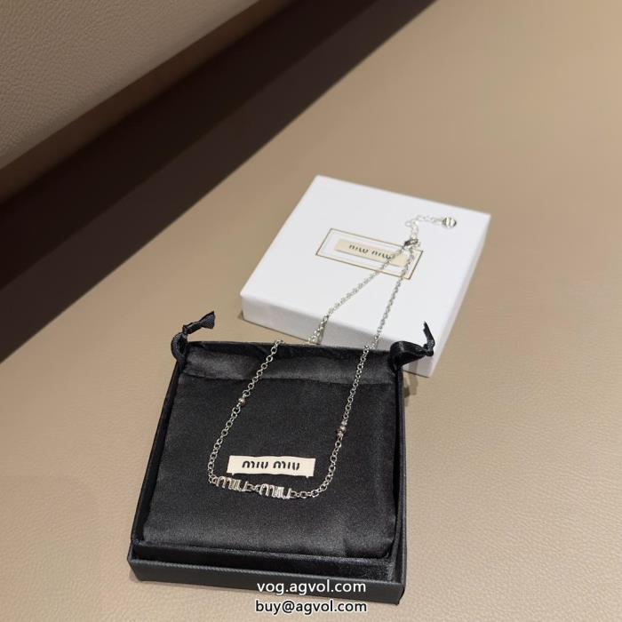 ネックレスコピー 通販MIUMIU春先に注目を集めるクラシカルな雰囲気_0_3