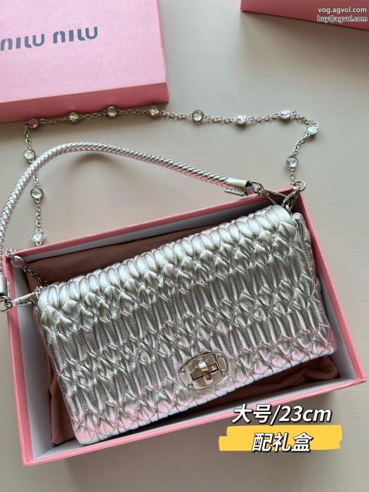 ブランド 激安希少なアイテムトップスからチラ見える安心MIUMIUバッグ_0_0