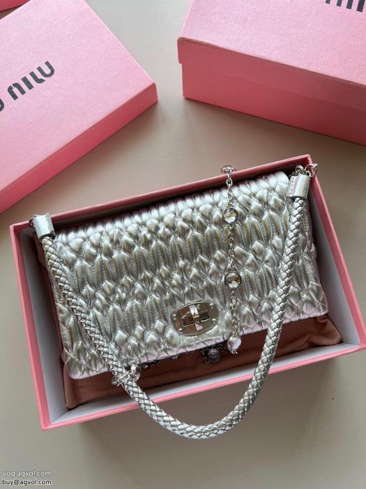 ブランド 激安希少なアイテムトップスからチラ見える安心MIUMIUバッグ_0_1