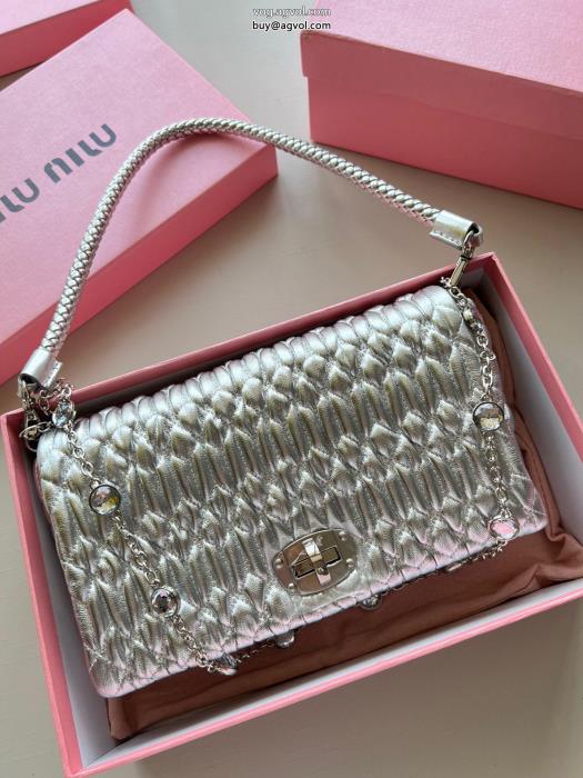 ブランド 激安希少なアイテムトップスからチラ見える安心MIUMIUバッグ_0_2