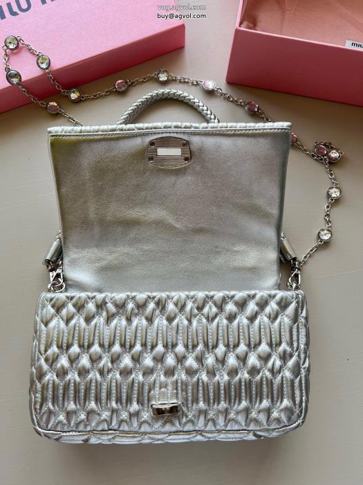 ブランド 激安希少なアイテムトップスからチラ見える安心MIUMIUバッグ_0_3