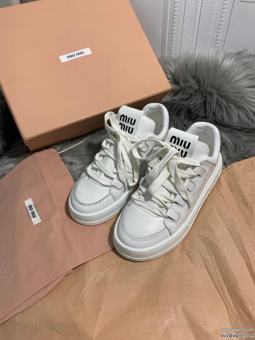 MIUMIU目を引く1着モード感の高い2023のスタイルスニーカーコピー ブランド 通販_0_2