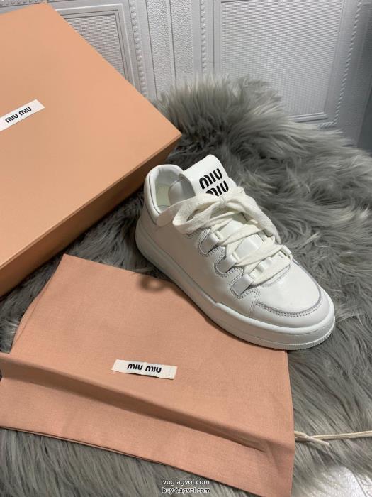 MIUMIU目を引く1着モード感の高い2023のスタイルスニーカーコピー ブランド 通販_0_5