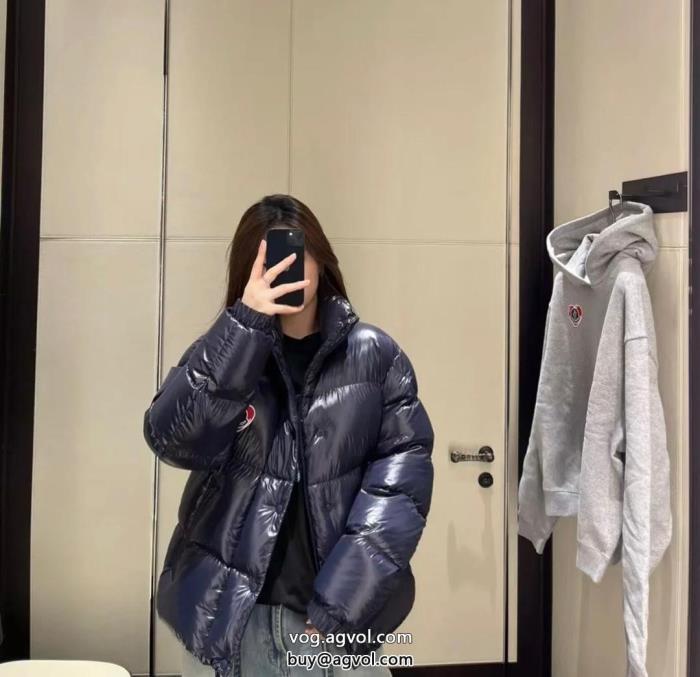 MONCLERブランド 偽物通勤スタイルロゴが美しいダウンジャケット_0_3