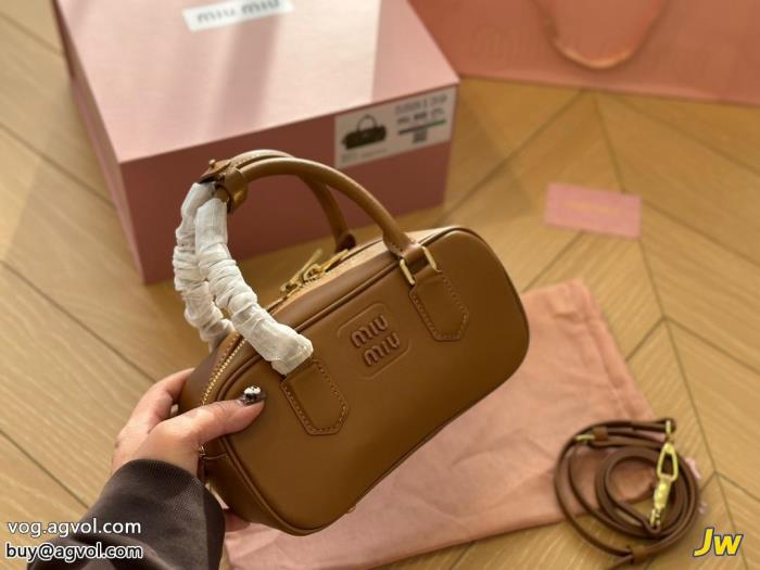 バッグミュウミュウブランド コピー 優良ロゴが素敵オシャレな印象に_0_1