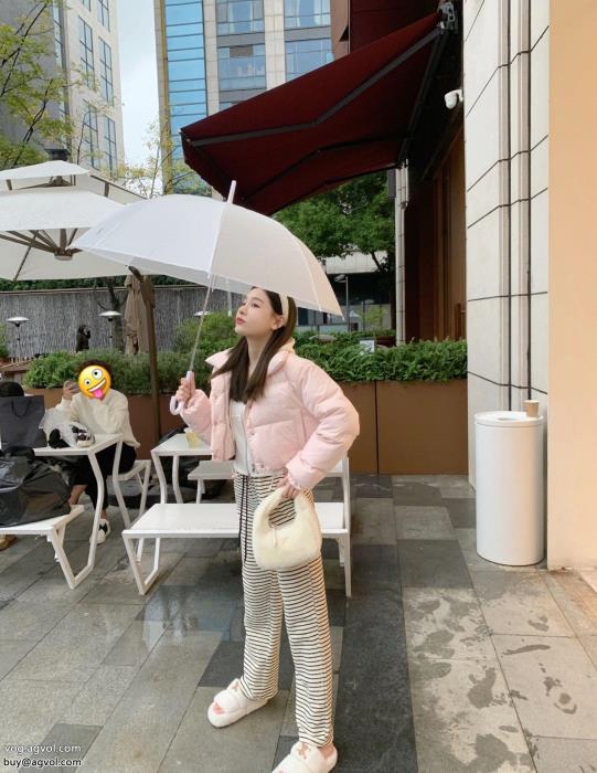 MIUMIUカジュアルもある絶妙な雰囲気正規品保証232023激安 通販 専門ダウンジャケット_0_2