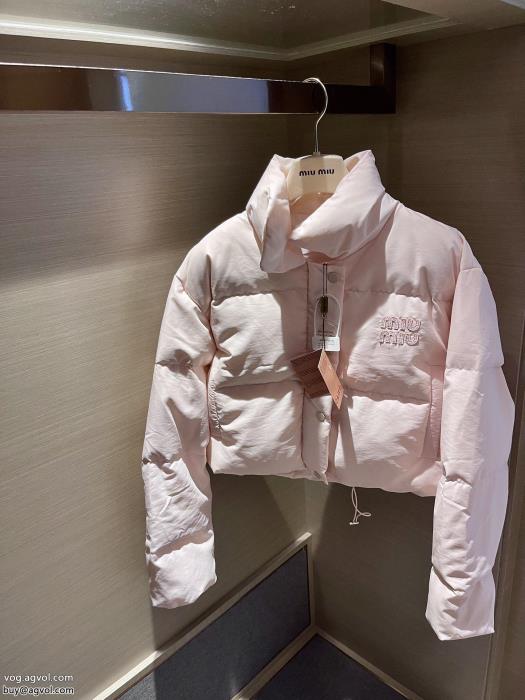 MIUMIUカジュアルもある絶妙な雰囲気正規品保証232023激安 通販 専門ダウンジャケット_0_3