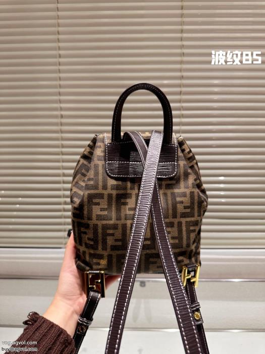 リュックサックコピー 商品 販売FENDI華やかな印象送料込み 希少品_0_1