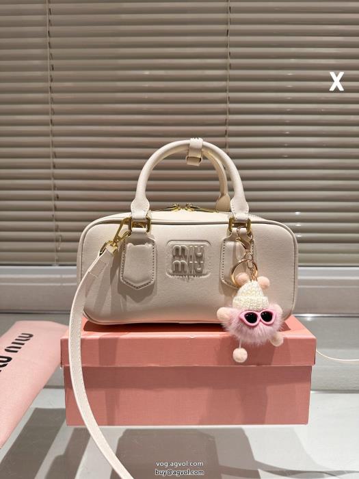 MIUMIUスーパー ブランド コピーバッグ新色入荷上品さ漂う_0_3