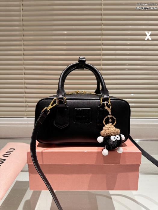 MIUMIUスーパー ブランド コピーバッグ新色入荷上品さ漂う_0_4