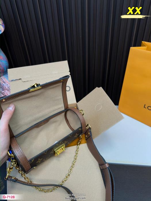 スーパー コピー 安心LOUIS VUITTONロゴが美しい最新先取りおしゃれなロゴ入りバッグ_0_0