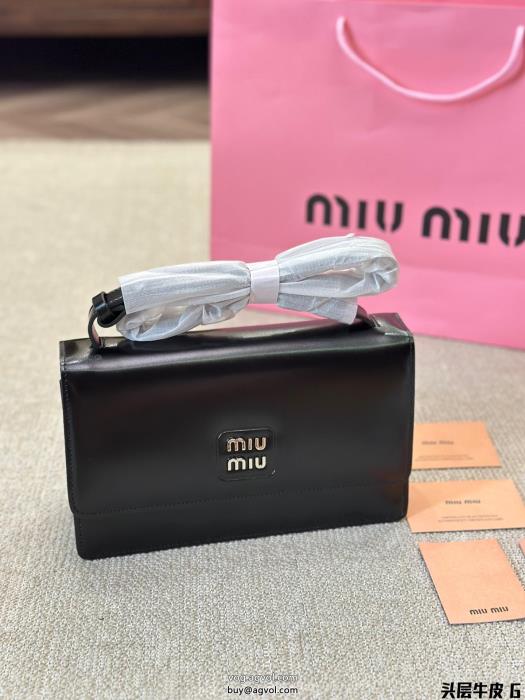 MIUMIUバッグ偽物 通販 2024の必須アイテム王道コンビ_0_4