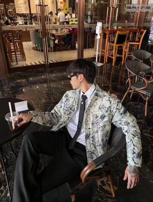 偽 ブランド LOUIS VUITTON上品さ漂う2024アイテムから新たに登場！コート_0_1