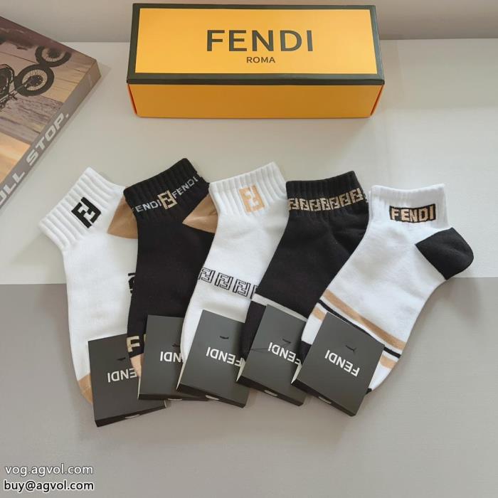ブランド コピー 販売FENDI流行の最前線リラックススタイルが実現靴下_0_2