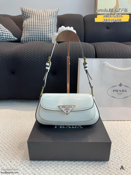芸能人愛用ブランド夏らしい品格が漂うPRADAバッグコピー ブランド 通販_0_3