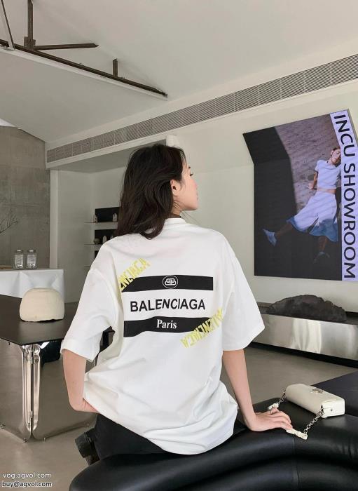 232024の大人コーデ洗練された魅力が光るbalenciaga偽物 ブランド半袖Tシャツ_0_1
