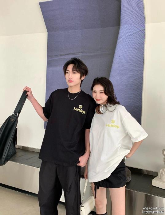 232024の大人コーデ洗練された魅力が光るbalenciaga偽物 ブランド半袖Tシャツ_0_2