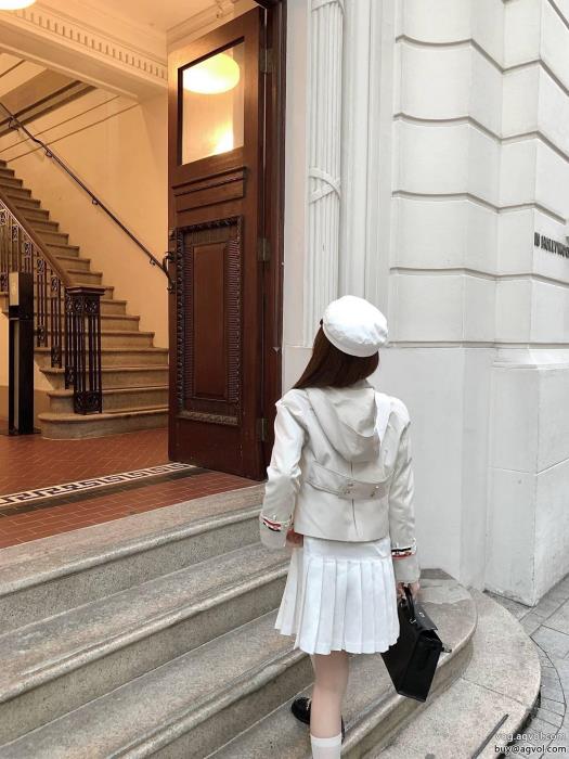 コートカジュアルに着こなし高級感漂うTHOM BROWNEブランド 偽物 激安_0_3