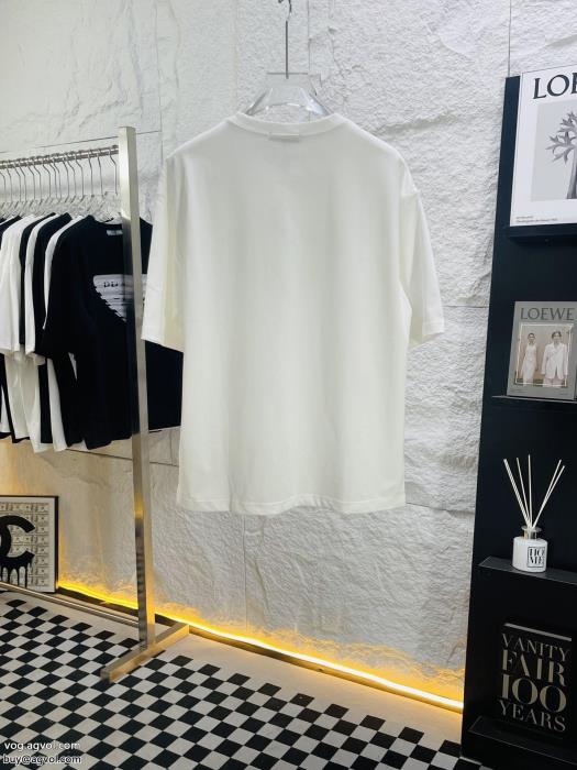 PRADA半袖Tシャツブランド コピー 販売 カジュアルもある絶妙な雰囲気人気の高い_0_3