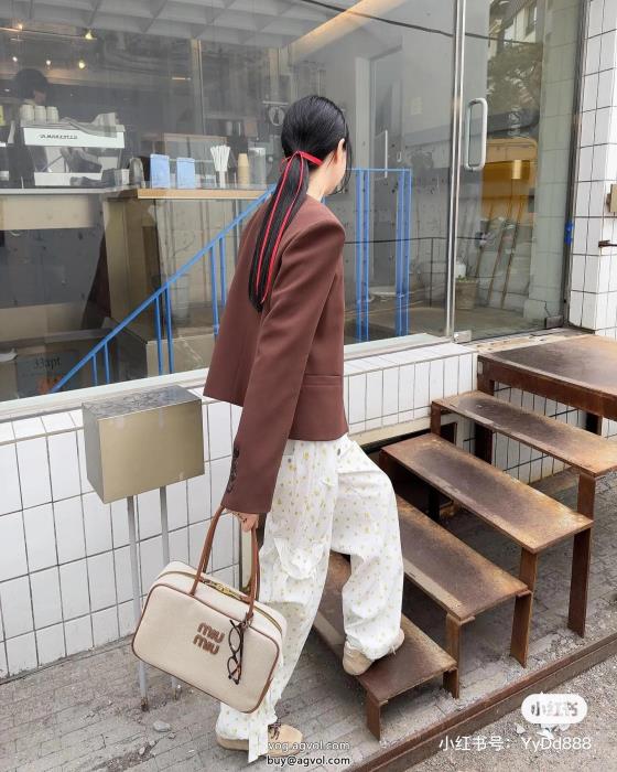 ブリーフケース魅力が光る暑い夏に軽やかな涼しげMIUMIUブランド コピー 販売 _0_4