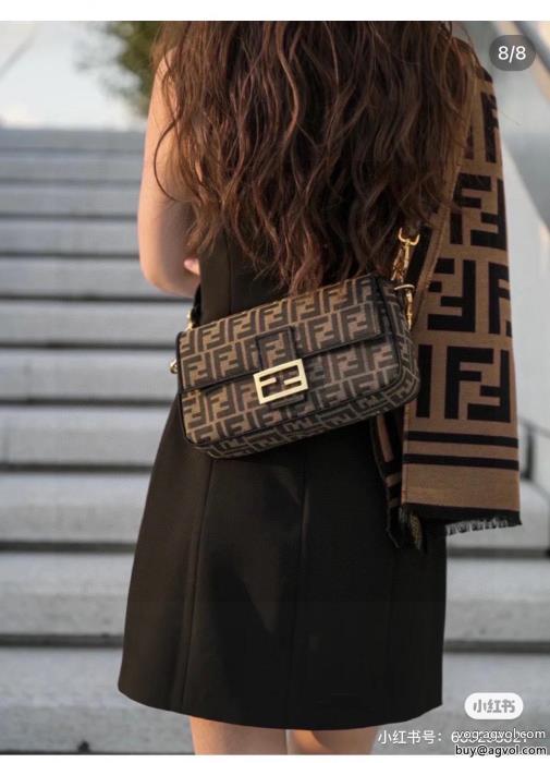 ブランド 偽物 激安人気ブランドストリートに溢れるウェアバッグFENDI_0_0
