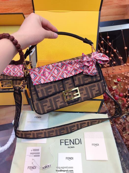 ブランド 偽物 激安人気ブランドストリートに溢れるウェアバッグFENDI_0_3