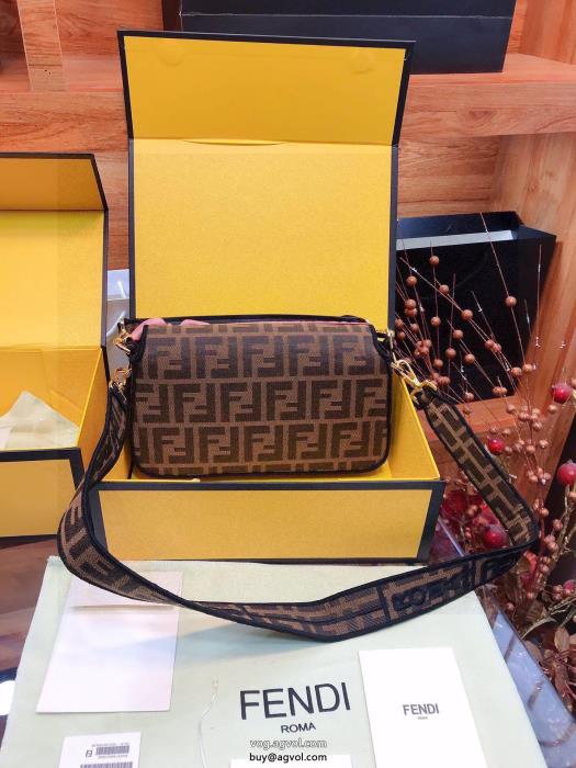 ブランド 偽物 激安人気ブランドストリートに溢れるウェアバッグFENDI_0_4