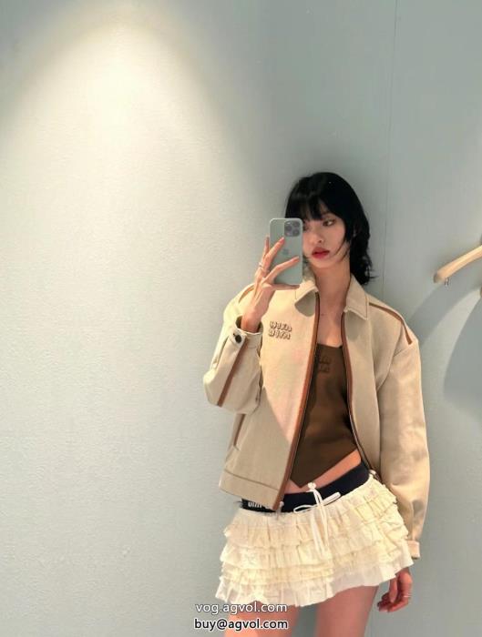 派手すぎず存在感のある偽 ブランド 通販MIUMIUコート_0_3