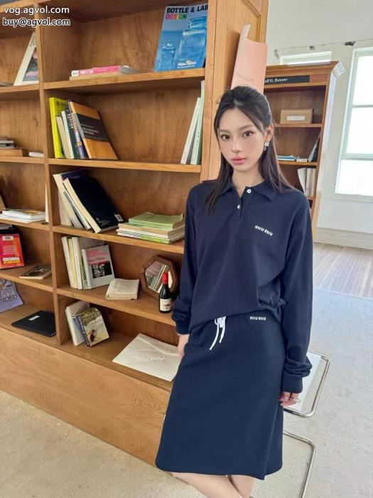 長袖Tシャツ激レア抜群の人気を集めMIUMIUブランド コピー 優良_0_1