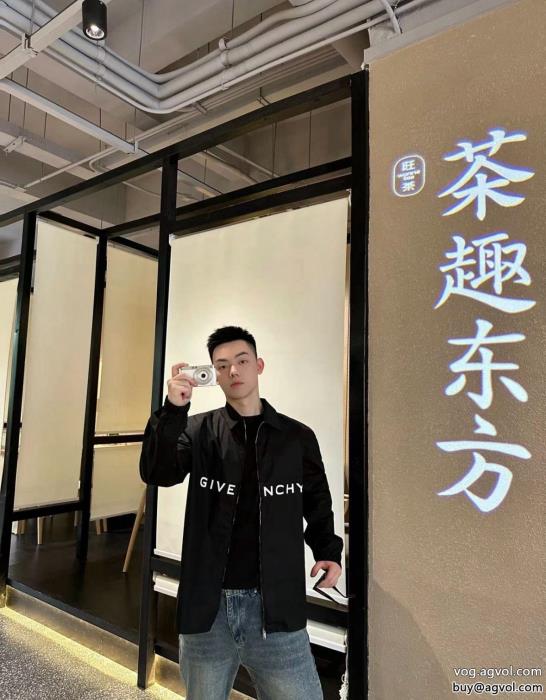 コピー 通販コート元気な印象に2024を感じさせるGIVENCHY_0_2