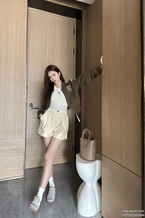 爽快感が絶妙にマッチ可愛い新モデルLOEWEブランド 偽物 通販コート_0_1