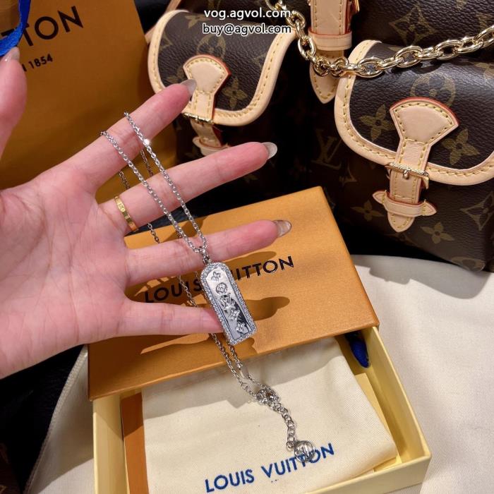 ブランド 激安ネックレスLOUIS VUITTONコーデの主役半歩先をゆくオシャレ_0_0