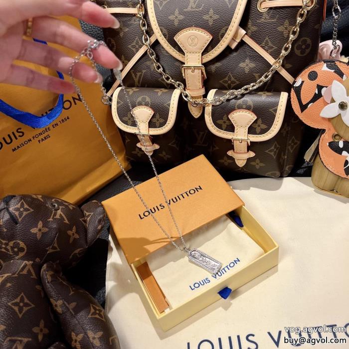 ブランド 激安ネックレスLOUIS VUITTONコーデの主役半歩先をゆくオシャレ_0_1
