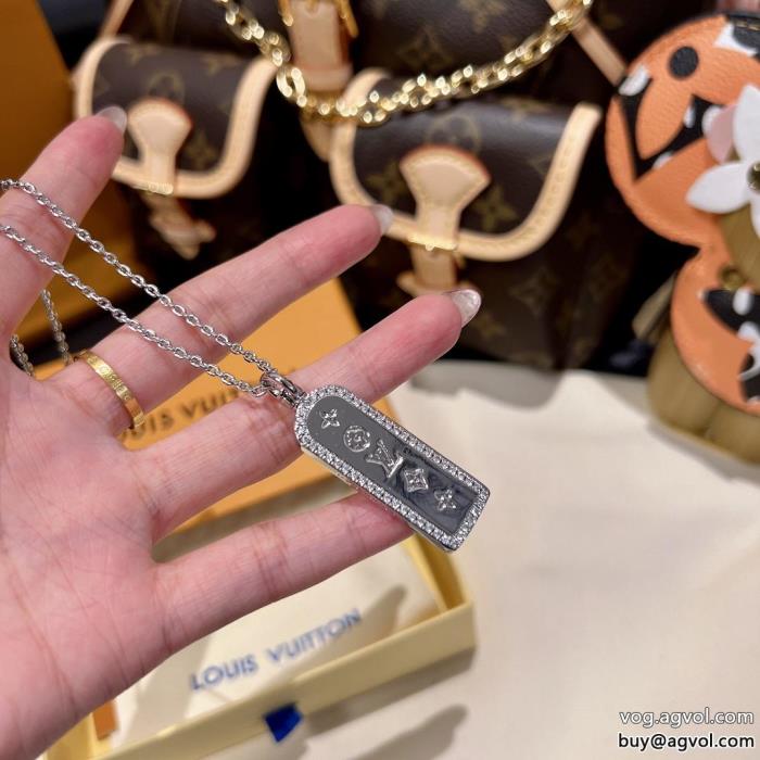 ブランド 激安ネックレスLOUIS VUITTONコーデの主役半歩先をゆくオシャレ_0_2
