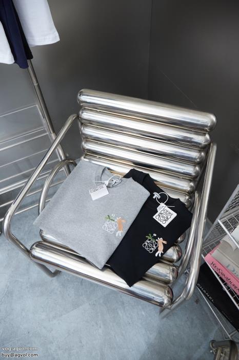 LOEWE偽物 ブランド 販売絶妙な抜け感高いクオリティ半袖Tシャツ_0_4