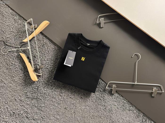 春の新生活2025のトレンド半袖Tシャツコピー 商品 販売FENDI_0_1