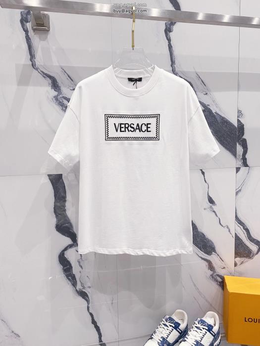 半袖Tシャツ大人気限定カラー2025を感じさせるVERSACE偽物 ブランド 販売_0_1