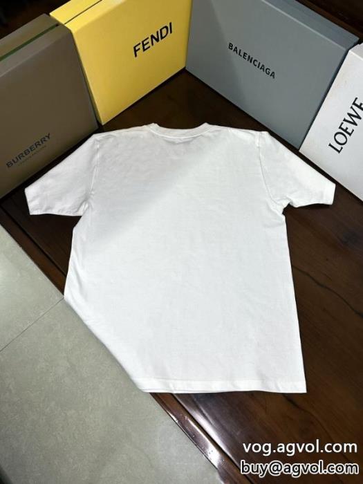 LOEWEブランド コピー  高級感も漂い暑い夏に軽やかな涼しげ半袖Tシャツ_0_1