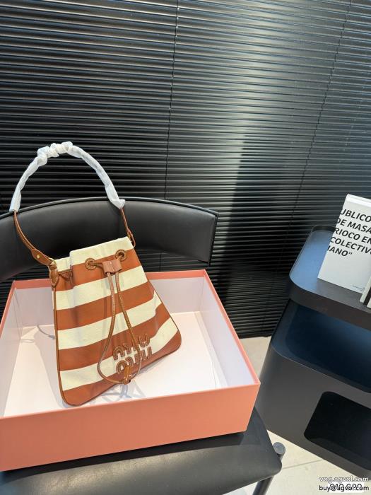 ブランド コピー  MIUMIU数量限定奇跡の入荷数量限定バッグ_0_2