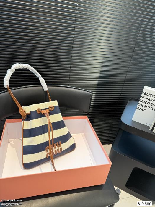 ブランド コピー  MIUMIU数量限定奇跡の入荷数量限定バッグ_0_3