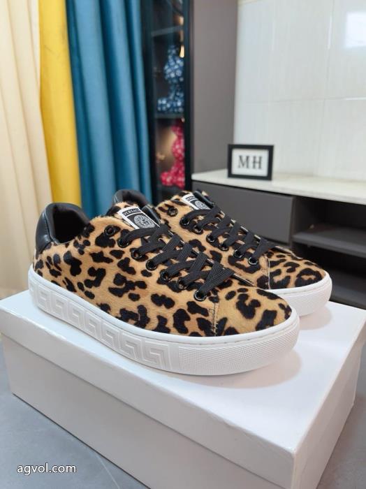 スニーカーコピー 商品 販売大注目日本未入荷お洒落さんの愛用率が高いVERSACE_0_1