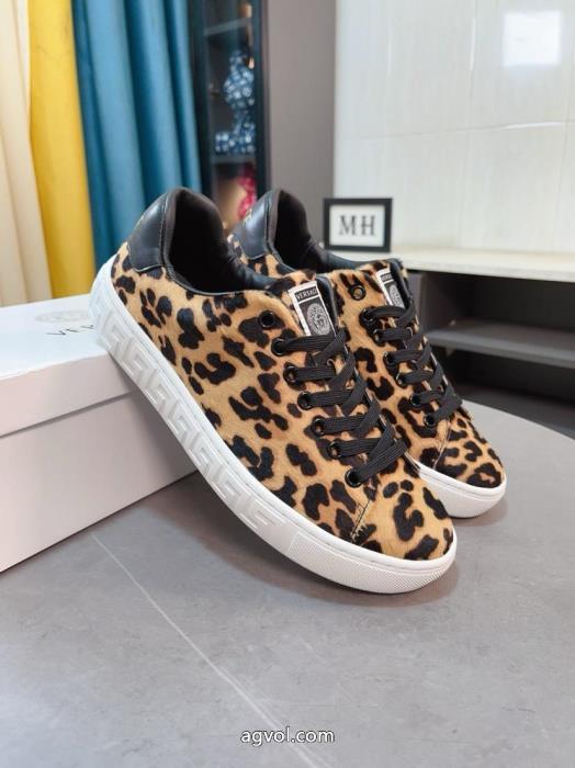 スニーカーコピー 商品 販売大注目日本未入荷お洒落さんの愛用率が高いVERSACE_0_2