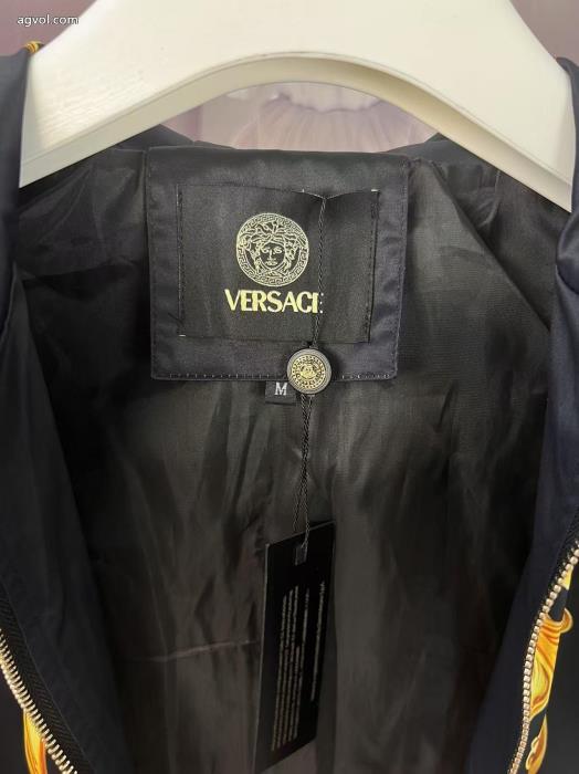 VERSACE爽やかな色合い意外と相性がいいブランド コピー 販売 コート_0_3