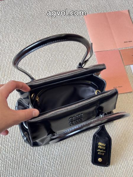 MIUMIUセンス抜群定番人気商品バッグブランド フェイク_0_2